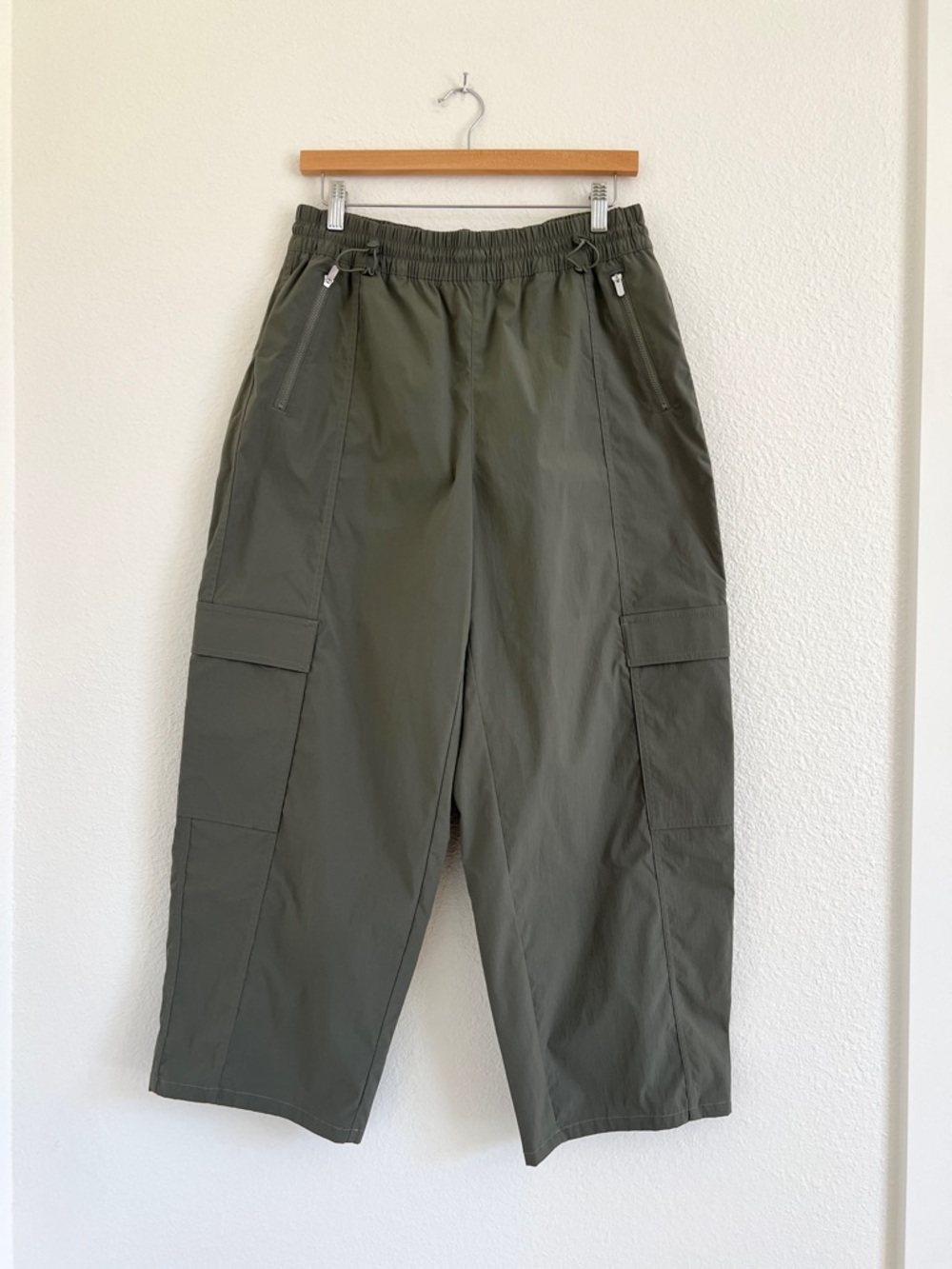 ATHLETA wide leg olive green cargo joggers athleisure barrel pants/ size M